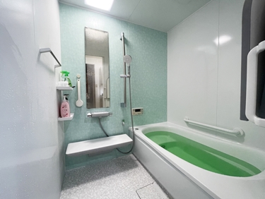 水漏れ解決！優しい色味のアクセントパネルが際立つ快適な浴室空間