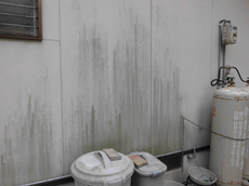 築13年の木村様のお宅は、ちょうど塗装の時期に来ていました。 中でも、カビ汚れが特に目立っており、洗浄に力を入れている当社の見逃せない部分です！　行橋