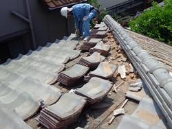 北九州市小倉南区 既存の屋根材を撤去します。 今回はセメント瓦が使用されていました。セメント瓦は色落ち等、劣化が早く定期的なメンテナンスが必要です。