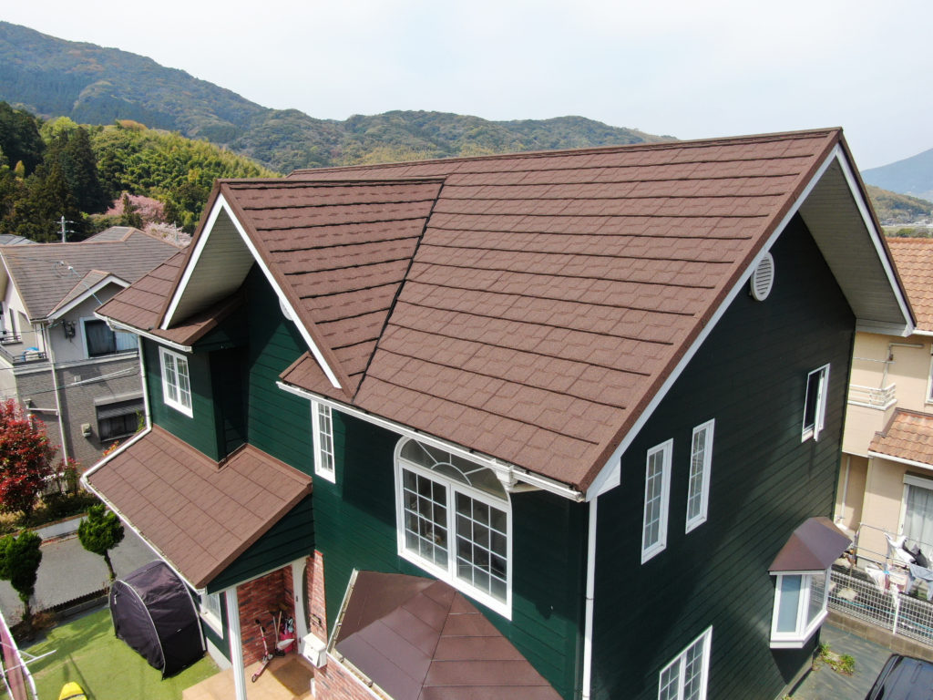 新築のように美しい屋根に生まれ変わりました。落ち着いたこげ茶色の屋根材は、グリーンの外壁にしっかりとマッチして上品な雰囲気を演出しています。