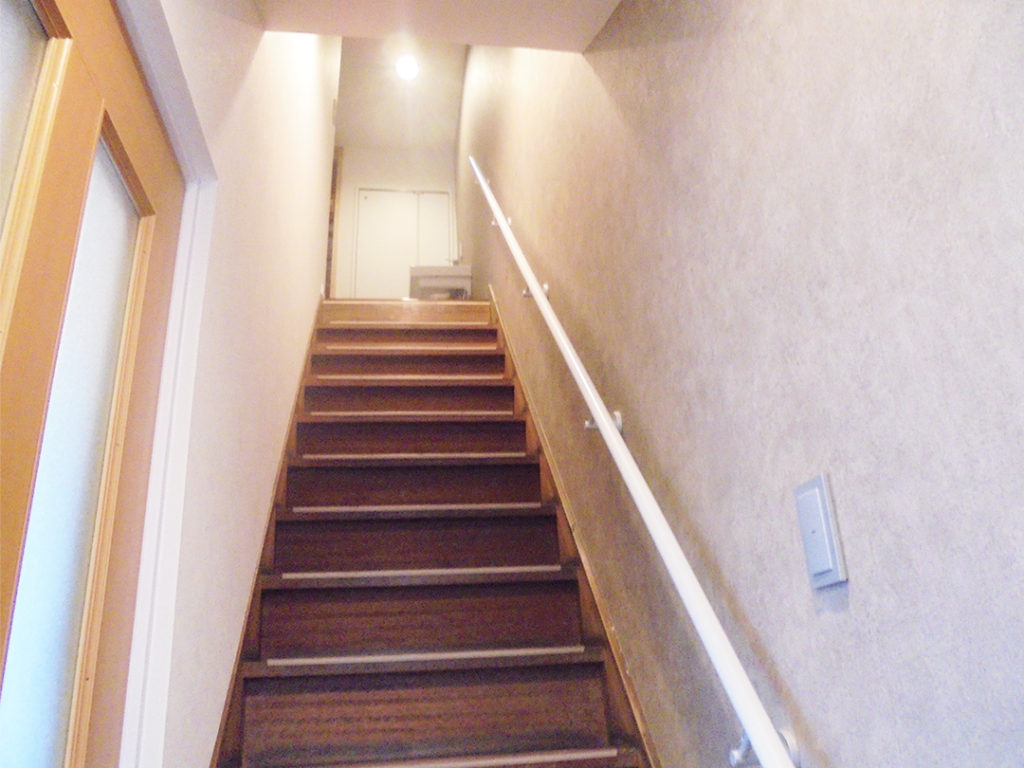 既存の階段本体に手摺りを付け安全性ばっちりです。壁はクロスで仕上げました。これで急な階段の上り下りも安心です。