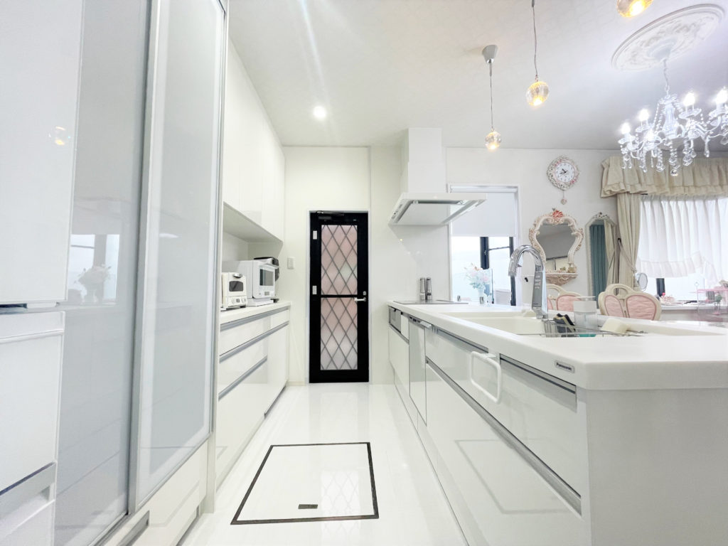 キッチン扉は、鏡面仕上げのビューティーホワイトを選び、白を基調とした清潔感ある明るいキッチンに仕上がりました。床はフロアタイルを張っているので、水に強く清潔性もばっちりです。