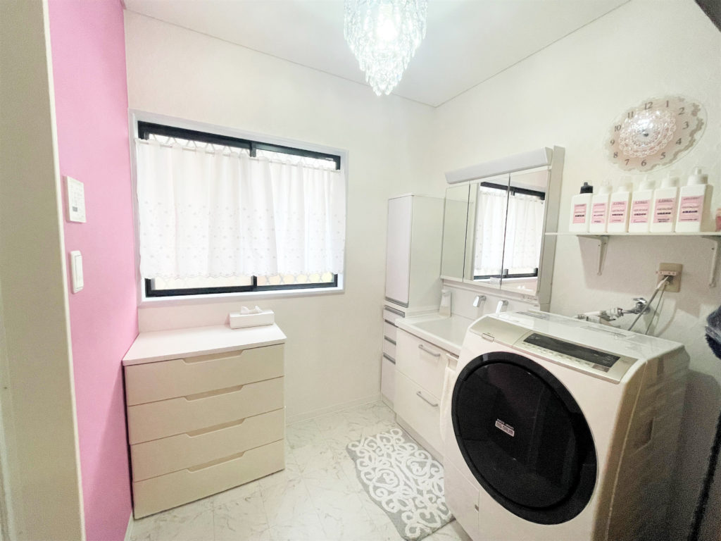 抗菌仕様の床を使用し、ピンクの1面以外を白色で統一したことで、洗面所もエレガントかつ清潔感溢れる空間に仕上がりました。