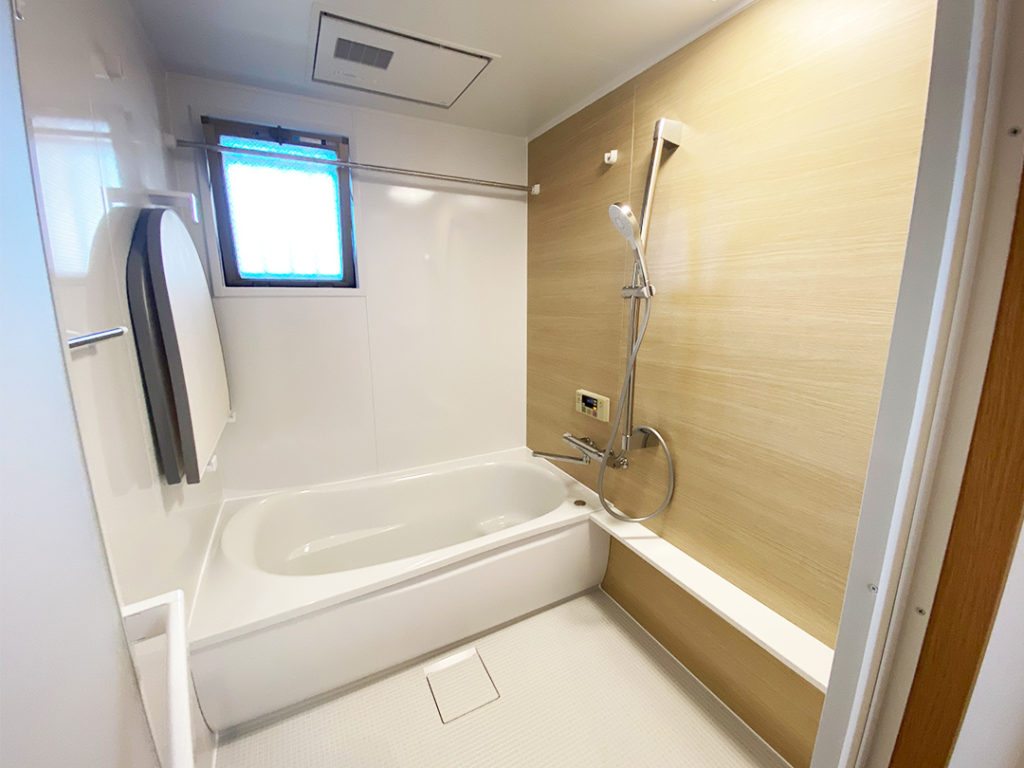 浴室にはTOTOのマンションリモデル1418を設置しました。シンプルなカウンターながらも、十分に物を置くスペースがあり、お掃除もしやすく快適な空間に。