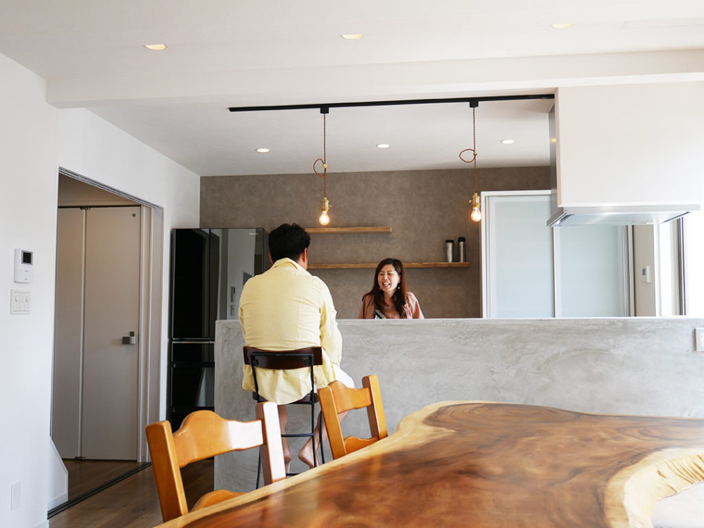 壁付けのI型から、対面式キッチンに変更したため、料理中も家族と顔を合わせながらコミュニケーションを取ることができます。