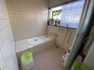 1台4役の浴室換気暖房乾燥機と年中温かいシステムバスで快適な入浴空間