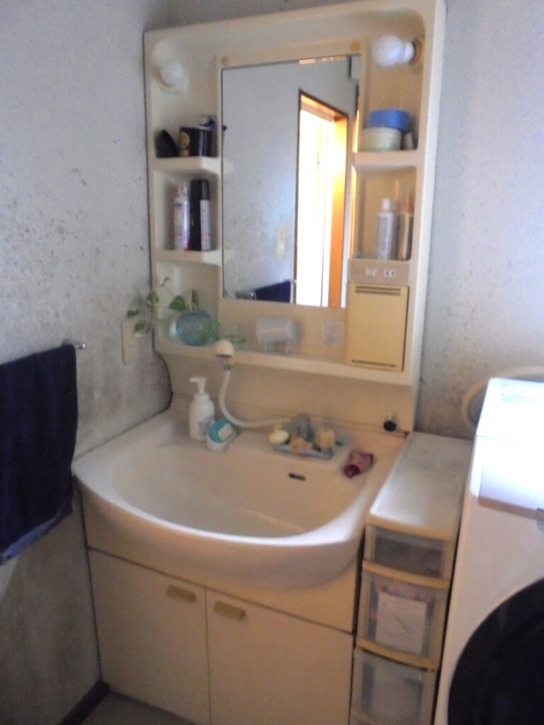 洗面化粧台は、黄色く色褪せしてきてしまっていました。