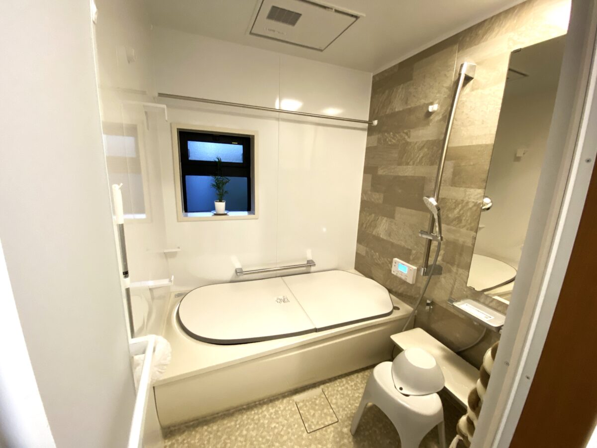 人気殿堂入りのTOTO浴室と明るい壁紙がアクセントの洗面所♪