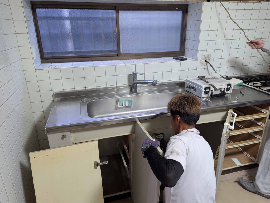 既存のキッチン解体