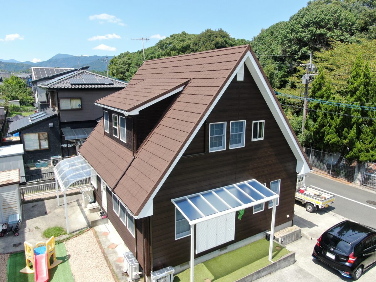 カントリー調を活かし、急勾配の屋根が映えるメンテナンスフリーな外観