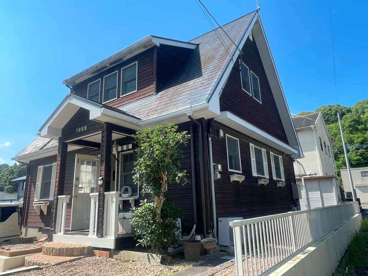 カントリー調を活かし、急勾配の屋根が映えるメンテナンスフリーな外観