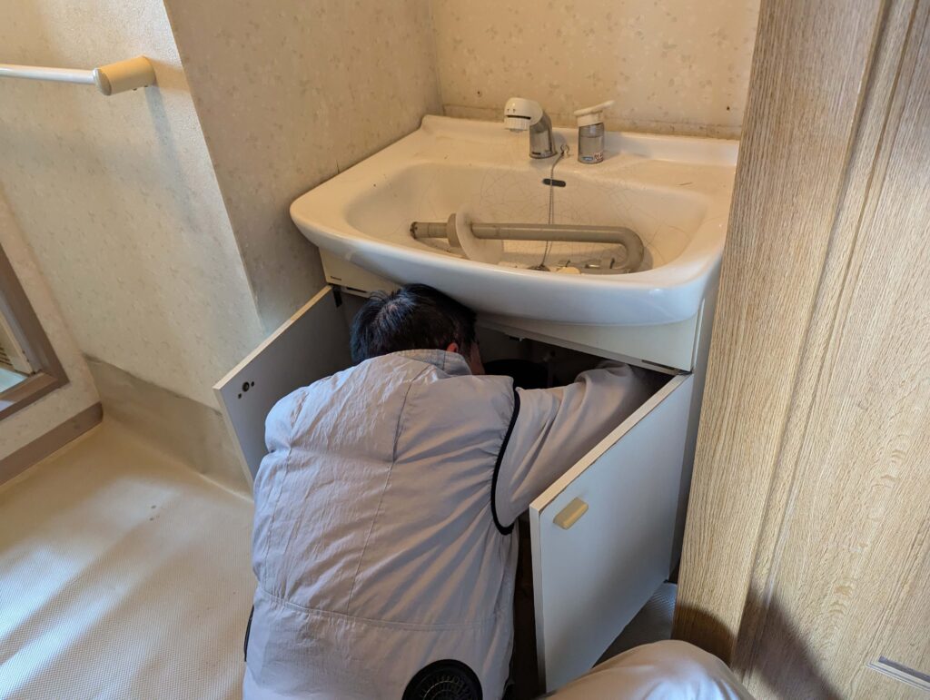 既存洗面化粧台撤去