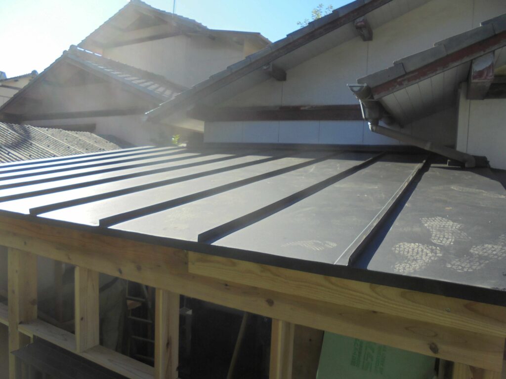 ガルバニウム鋼板葺き