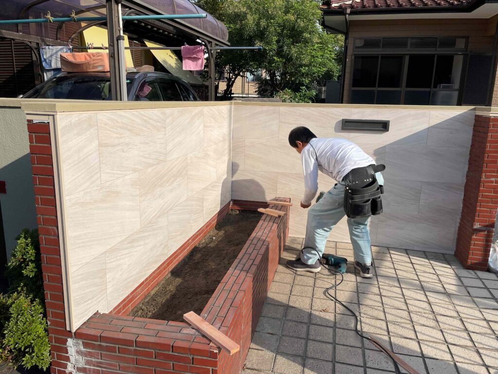 既存タイルの上から桟木を打ちパネル張り