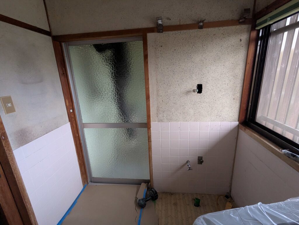 既存洗面化粧台撤去