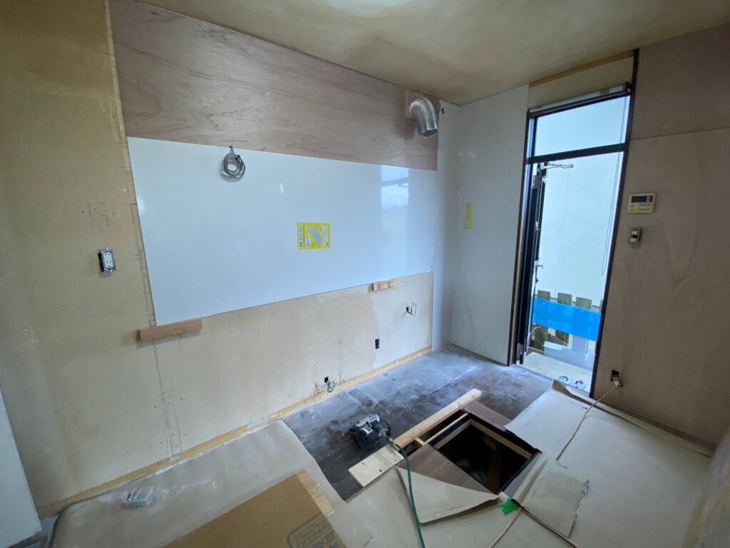 パネル貼り・ダクト、電気配線・給水、給湯、排水管工事