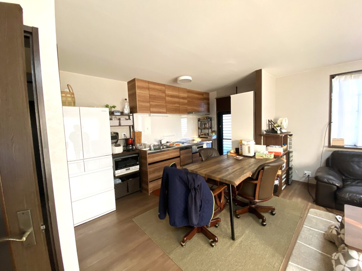 対面キッチンから壁付けキッチンに。世代問わず広々と使えるLDKへ