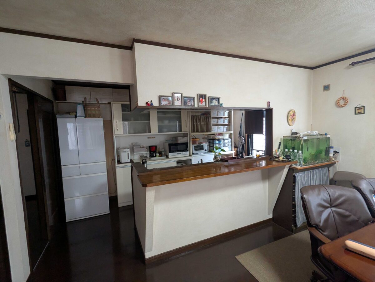 対面キッチンから壁付けキッチンに。世代問わず広々と使えるLDKへ