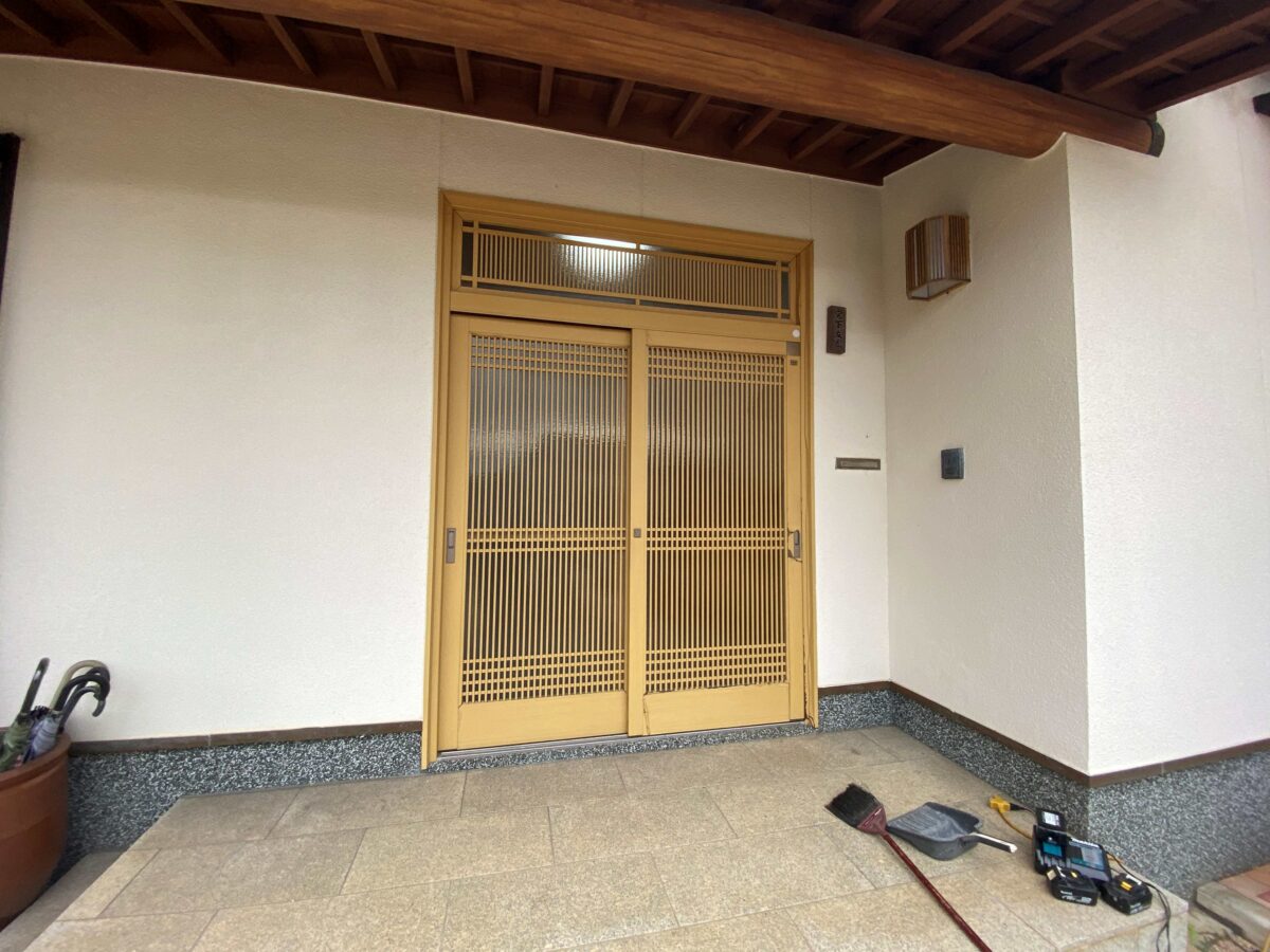 飾り棚もある機能的な玄関収納と玄関引戸をアップグレード！