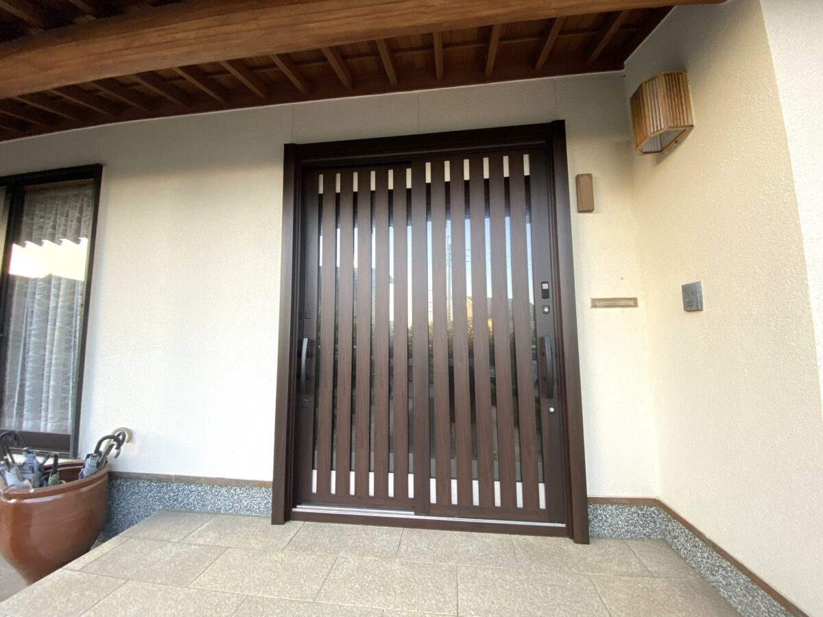 飾り棚もある機能的な玄関収納と玄関引戸をアップグレード！