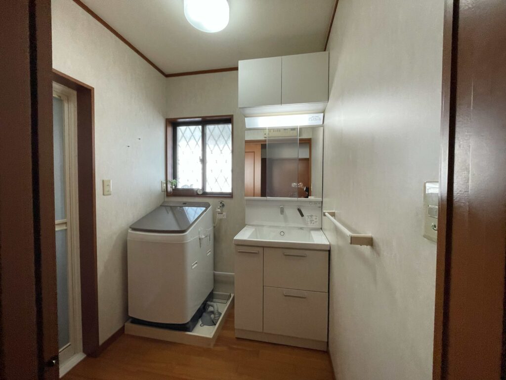 使いやすい高さ！たっぷり収納化粧台♪