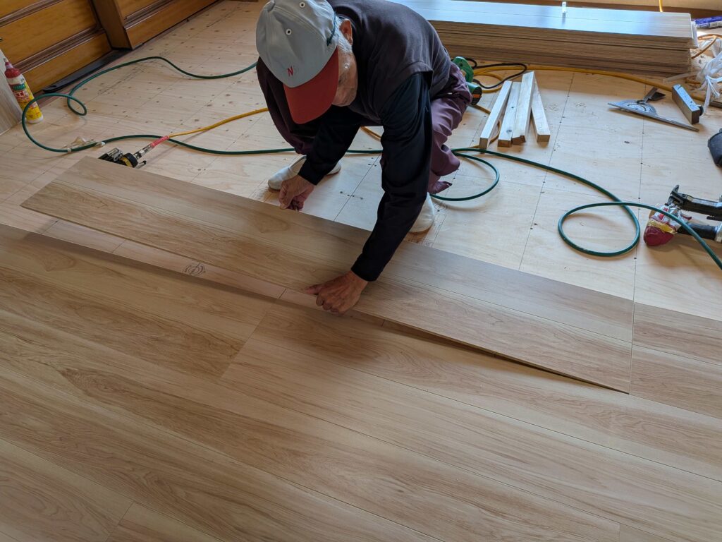 1枚ずつ丁寧にフローリングを張る
