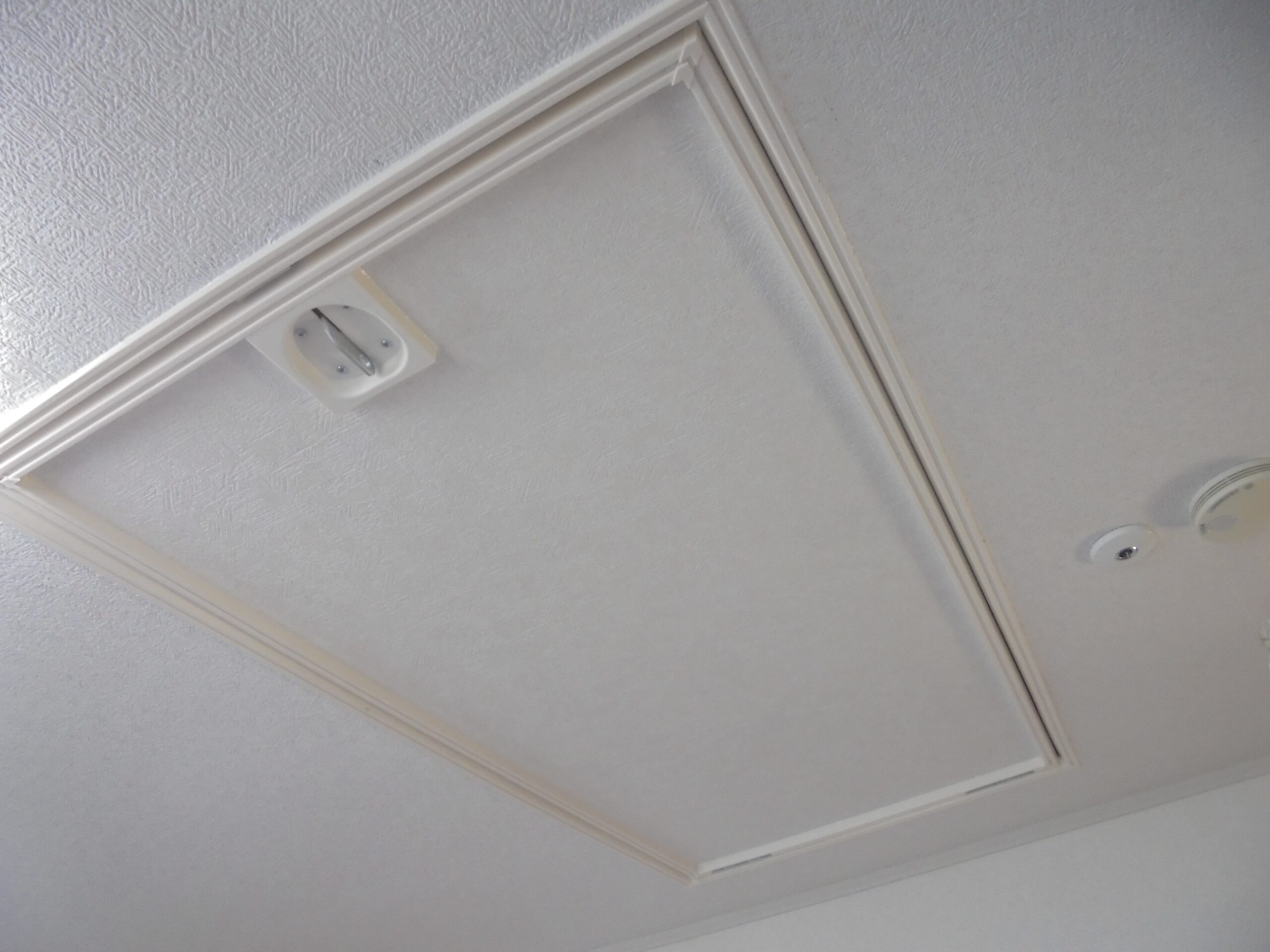 屋根裏収納　秘密の扉