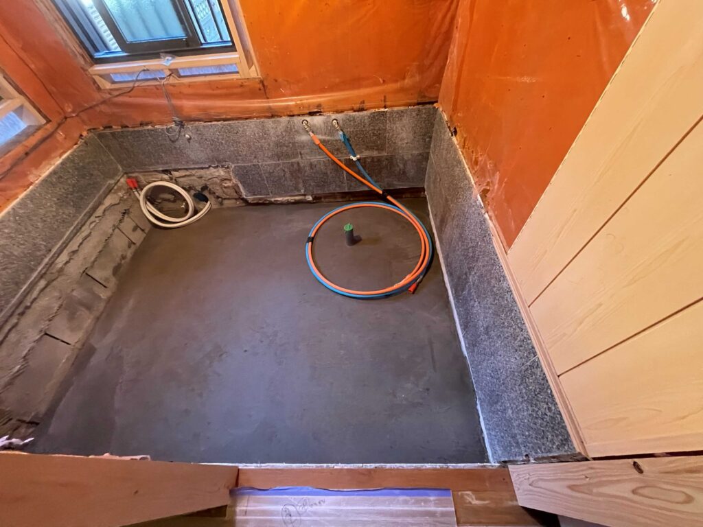 給水・給湯配管、電気配線工事