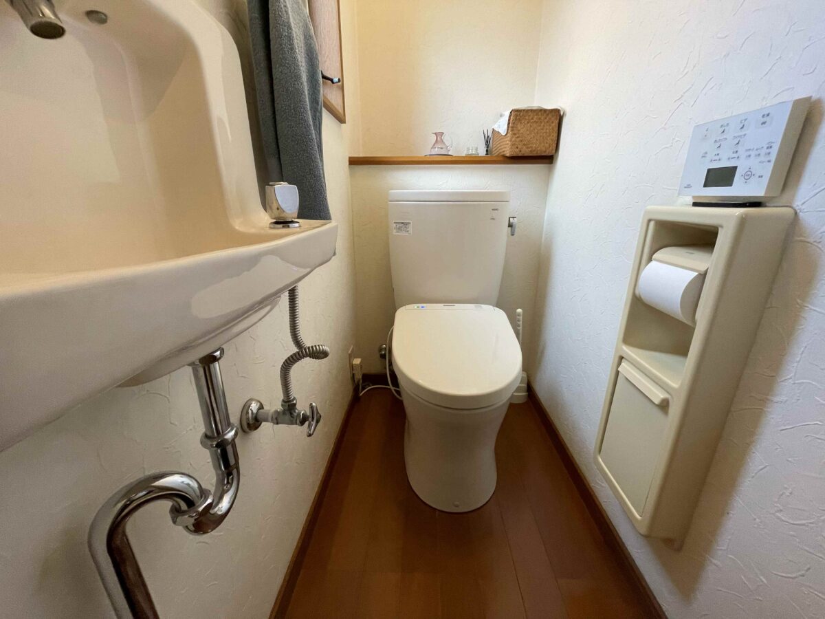 TOTOのトイレで、清掃性バッチリ！明るくスッキリとしたトイレ空間♪