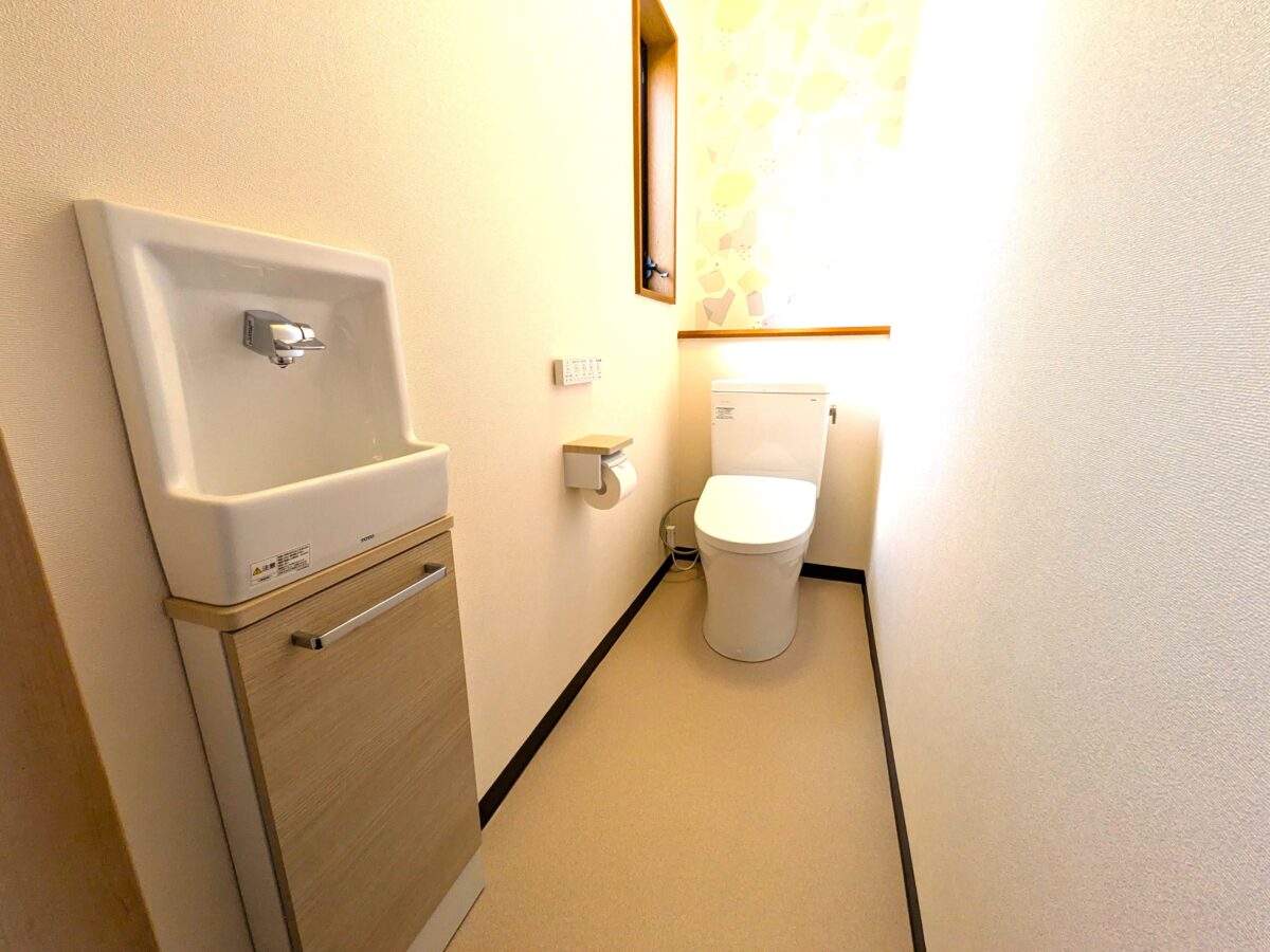 TOTOのトイレで、清掃性バッチリ！明るくスッキリとしたトイレ空間♪