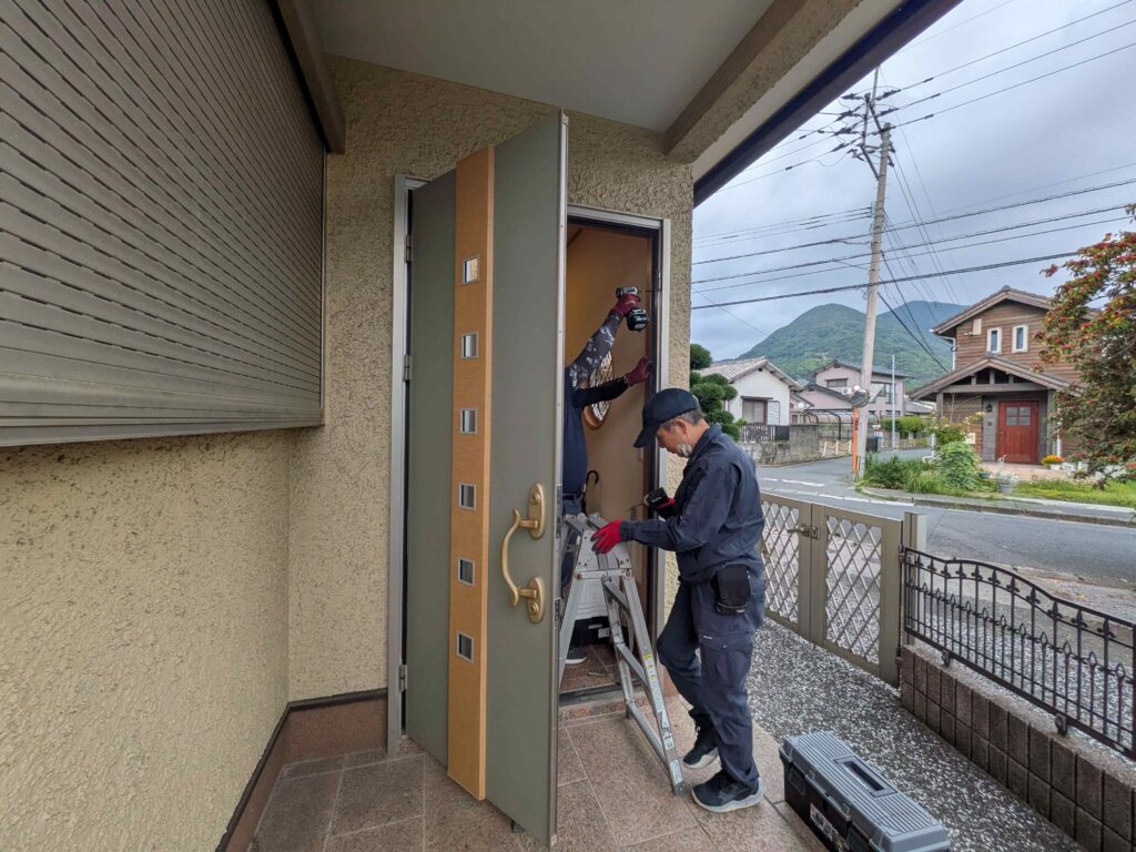 既存の玄関ドア取り外し