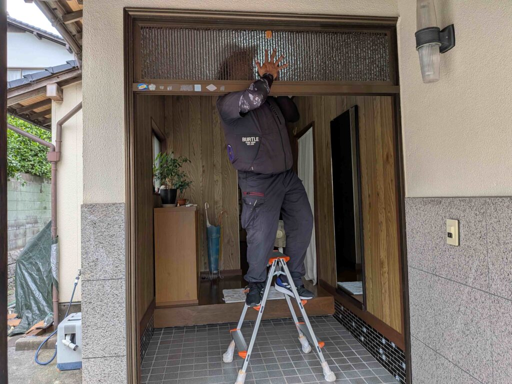 既存の玄関ドア取り外し
