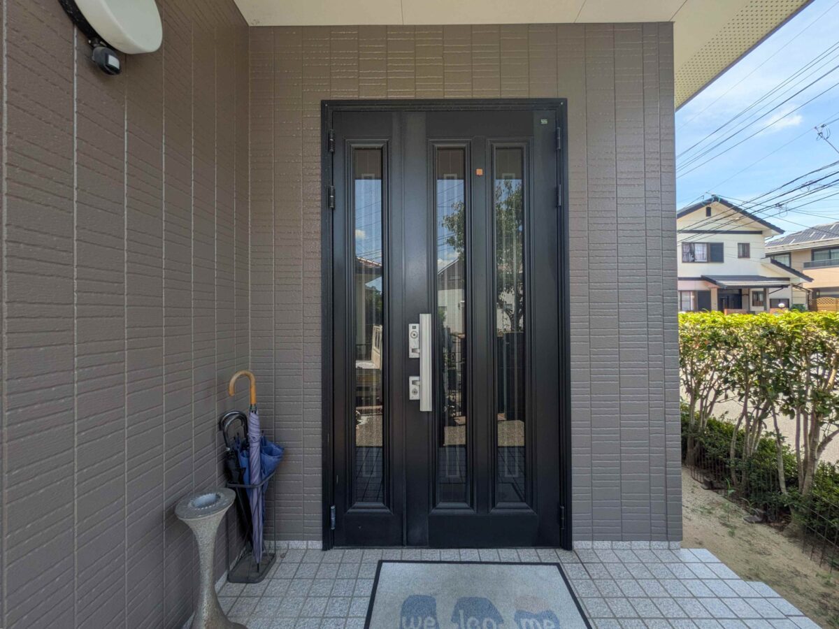 LIXILリシェントでカバー工法！木目調の重厚感ある玄関ドアへ
