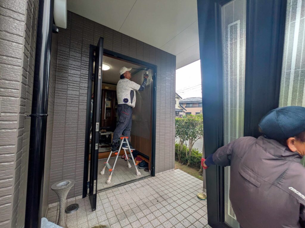 既存の玄関ドア取り外し