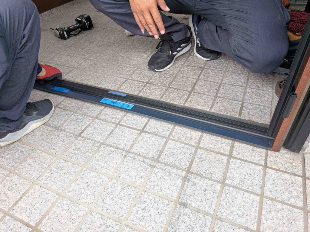 新しいドアの枠固定