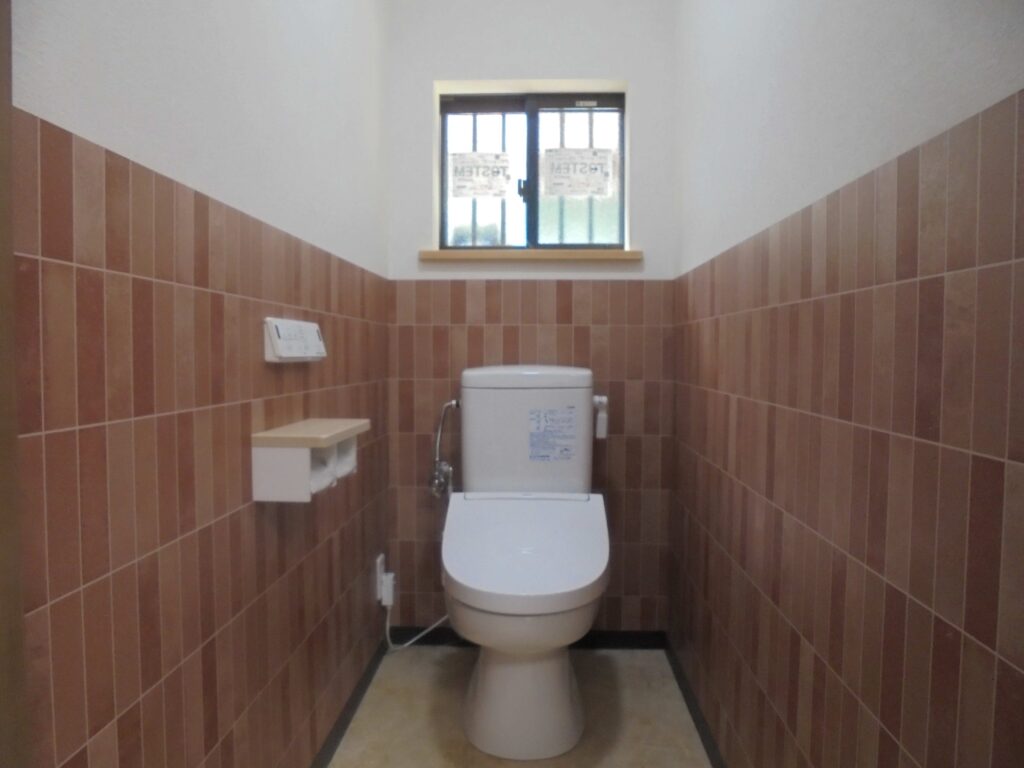トイレ設置・窓取替え・内装仕上げ
