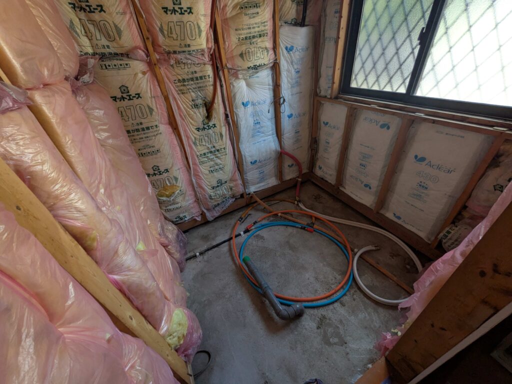 土間打ち・給湯、給水配管移設